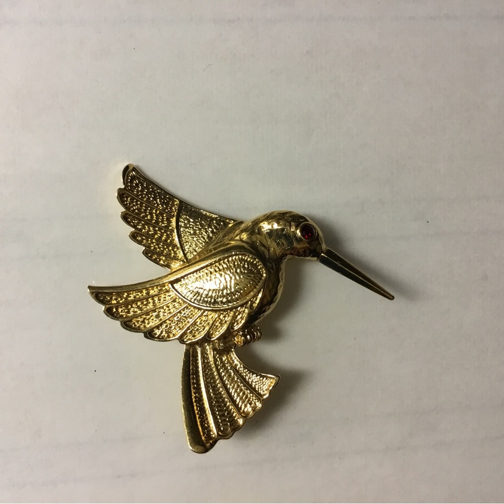 Humming Bird Brooch Pin Gold Tone Red Glass Eye. Pre-owned. Good condition.